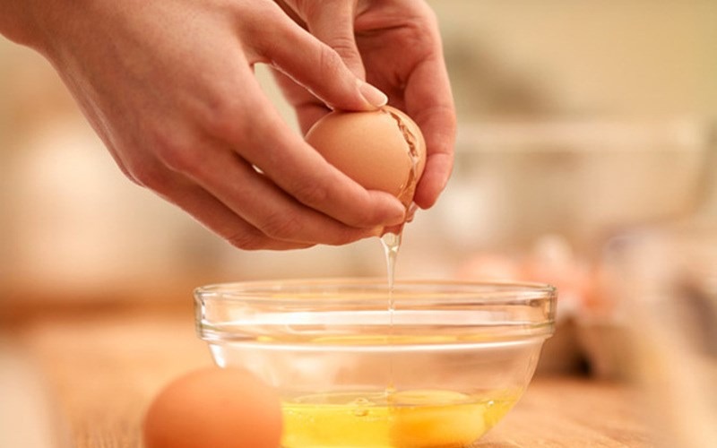 trị thâm mụn bằng trứng gà